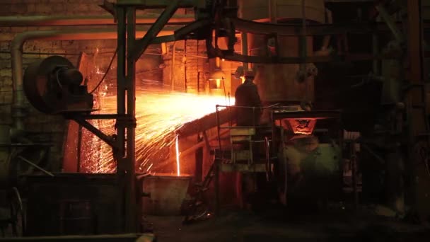 Worker Foundry Stands Blast Furnace Liquid Metal Flows Out Furnace — Stock Video