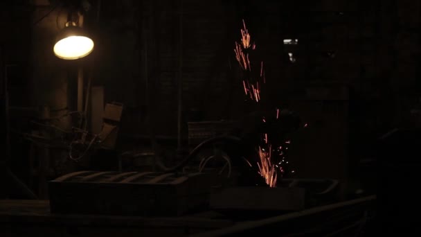 Producción Metalúrgica Soldador Trabaja Con Metal Las Chispas Ardientes Vuelan — Vídeos de Stock