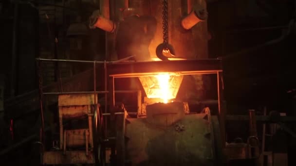 Trabalhador Fundição Fica Perto Alto Forno Metal Líquido Flui Para — Vídeo de Stock