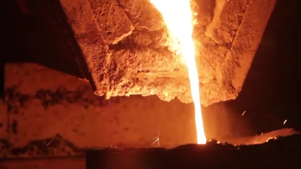 Den Smälta Metallen Flödar Ugnen Moderna Metallurgiska Industrin Gjuteri — Stockvideo