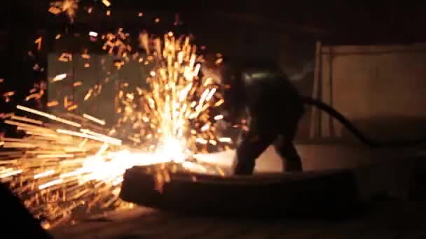 Metallurgische Productie Lasser Werkt Met Metaal Brandende Vonken Vliegen Verschillende — Stockvideo