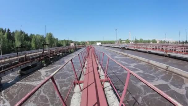 Moderne Behandeling Faciliteiten Passage Brug Het Oppervlak Van Het Water — Stockvideo