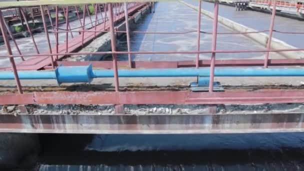 超过水处理设施 城市基础设施的建筑 过滤过程中的水 — 图库视频影像