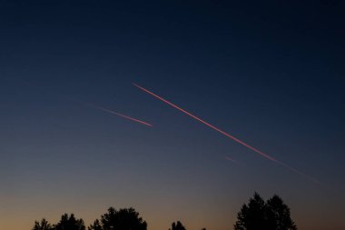 İzleri sabah gökyüzünde süpersonik uçak.