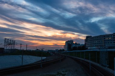Akşam gökyüzü parlak renkler. Şehrin üzerinde mavi paleti.
