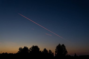 İzleri sabah gökyüzünde süpersonik uçak.