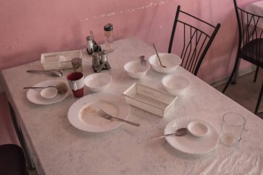 Yol kenarında snack bar. Kamyon şoförleri kahvaltıda. Sabah kamyon şoförü.