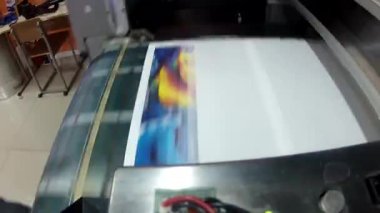 Çekim video Endüstriyel Yazıcı. Yapışkanlı filmde bir renk afiş baskı.