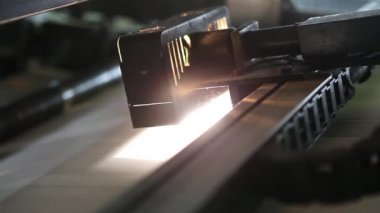 Video kırpmak--dan baskı fabrikası. Ayrıntılar ve baskı makinaları mekanizmalarının. 