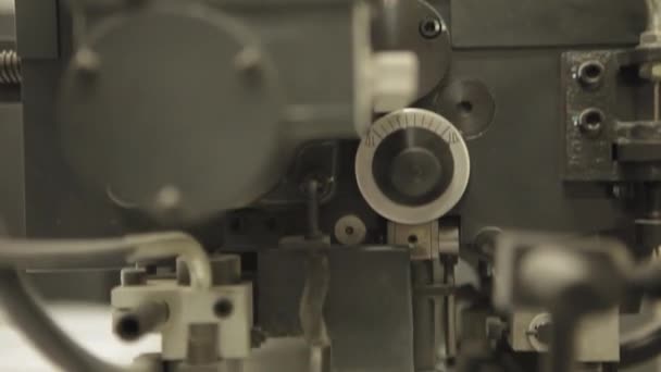 印刷工場からのビデオ クリップ 操作で給紙機です 近代的な設備の詳細 — ストック動画