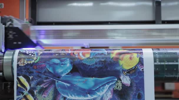 Video Ontspruiten Van Industriële Printer Een Kleur Spandoek Bedrukken Met — Stockvideo