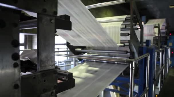 印刷工場からのビデオ クリップ 新聞のキロ 印刷機の操作で — ストック動画