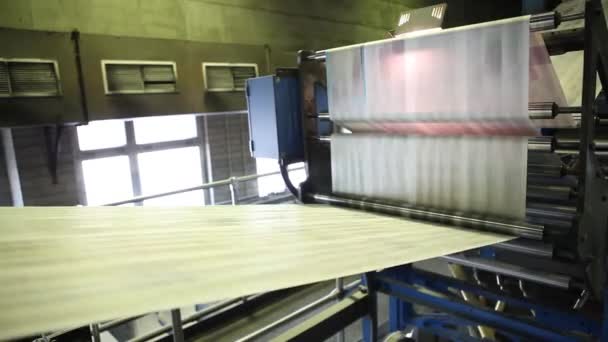 从印刷厂的视频剪辑 公里的报纸 印刷机在运行中 — 图库视频影像
