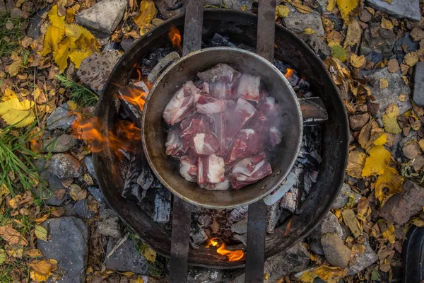 Подготовка Плова Открытом Огне Жареные Куски Мяса Запеканка Мясом Огне — стоковое фото