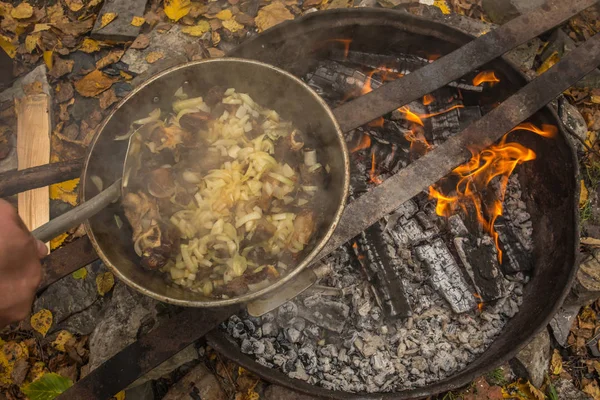 Подготовка Плова Открытом Огне Смешивание Мяса Лука Сковородка Пловом Огне — стоковое фото