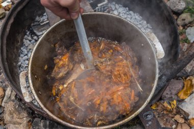 Açık bir yangın pilav pişirme için reçete. Havuç ekleme.