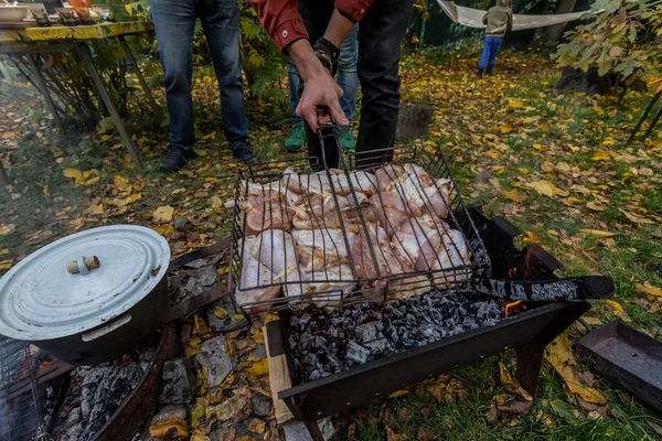 Hühnchen Auf Dem Grill Kochen Kochen Abendessen Ferienlager Auf Einem — Stockfoto