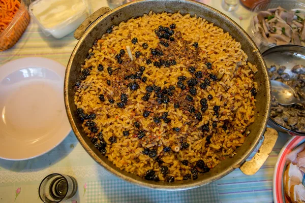 Pilav ile pan. Bitmiş yemek masaya koy.