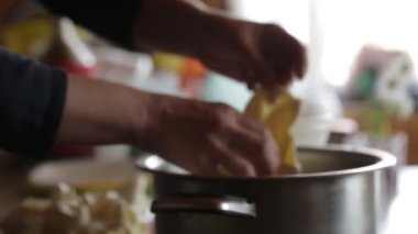 Peynir yapımı ile ilgili video. Yumuşak peynir üretim aşamaları. Chechil ve Burrata.