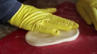 Peynir fabrikası video. Bir kadın bir peynirli kek yapıyor. Peynir Burrata imalatı. Ev yapımı peynir üretimi Rusya'da.