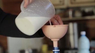 Video kırpmak--dan belgili tanımlık mandıra çiftlik. Çiftçiler şişe taze süt. Modern Rus Köyü.