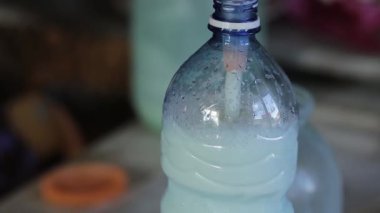 Video kırpmak--dan belgili tanımlık mandıra çiftlik. Çiftçiler şişe taze süt. Modern Rus Köyü.