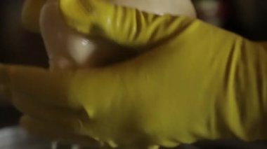 Video kırpmak--dan belgili tanımlık mandıra çiftlik. Çiftçiler aşçılar bir tencerede peynir. Elleri sıcak aşçı mendil peynir kitle. Modern Rus Köyü.