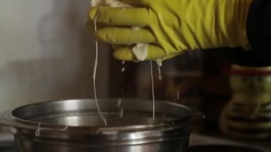 Video kırpmak--dan belgili tanımlık mandıra çiftlik. Çiftçiler aşçılar bir tencerede peynir. Elleri sıcak aşçı mendil peynir kitle. Modern Rus Köyü.