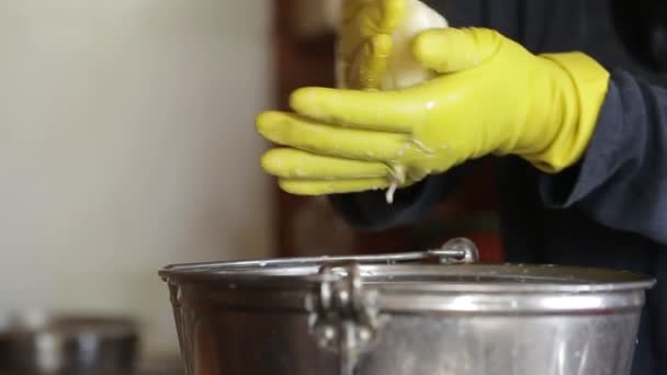 Video Kırpmak Dan Peynir Fabrikası Kadın Uzanır Peynir Kitle Chechil — Stok video