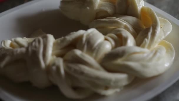 来自芝士工厂的视频剪辑 新鲜的 Chechil 奶酪在盘子上 在俄罗斯自制奶酪生产 — 图库视频影像