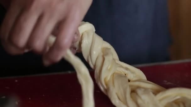 Videoclip Eine Frau Webt Einen Zopf Aus Käse Chechil Hausgemachte — Stockvideo
