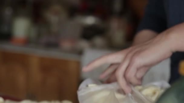 Videoclip Van Kaasmakerij Vrouw Packs Kaas Chechil Zelfgemaakte Kaasproductie Rusland — Stockvideo