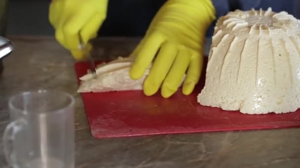 关于自制奶酪生产的视频剪辑 女人切奶酪的质量 现代奶酪制作 俄罗斯村 — 图库视频影像