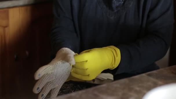 Video Zelfgemaakte Kaasproductie Vrouw Zet Rubber Handschoenen — Stockvideo