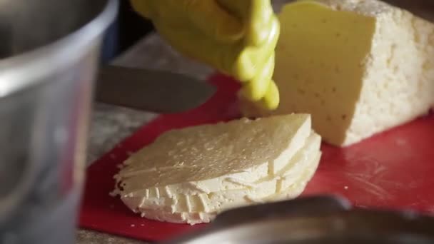 Vídeo Clipe Sobre Produção Queijo Caseiro Mulher Corta Massa Queijo — Vídeo de Stock