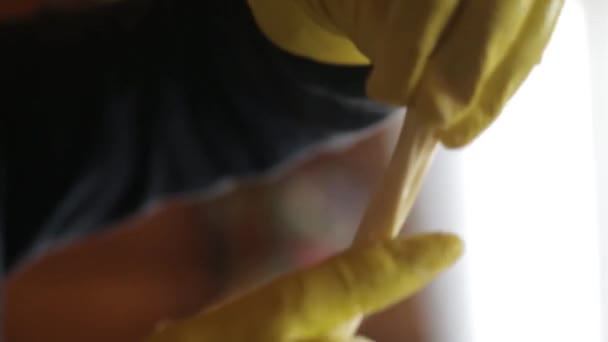 Clip vidéo de la fromagerie. Femme étire la masse de fromage. Production de fromage maison tchétchène .