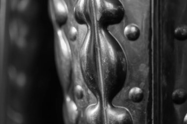 kabarık bir metal yüzeye dokunarak. Demir kova tasarım.