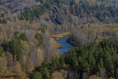 Sibirya'ya seyahat. Nehrin Berd kaynağıdır. Yukarıdan görüntüleyin. Rusya'nın Kuzey mevsim değişikliği.