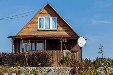 Modern Sibirya köy. Rus köy mimarisi. Mevsim değişikliği. Sibirya'da Sonbahar zaman. 