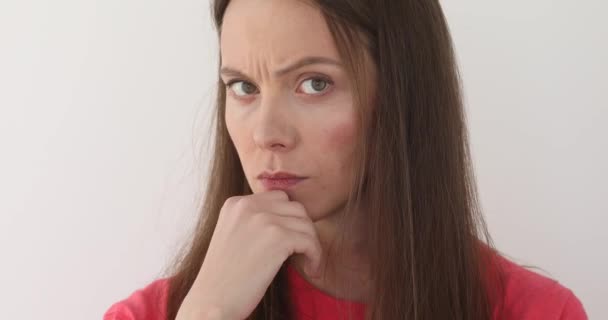 Γυναίκα δείχνει διαφορετικά συναισθήματα. Κοντινό πλάνο — Αρχείο Βίντεο