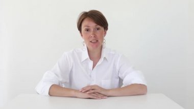 Kadın kamera konuşmak ve gülümseme bakarak