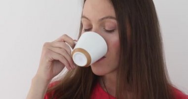 Güzel kız beyaz fincan içecekler