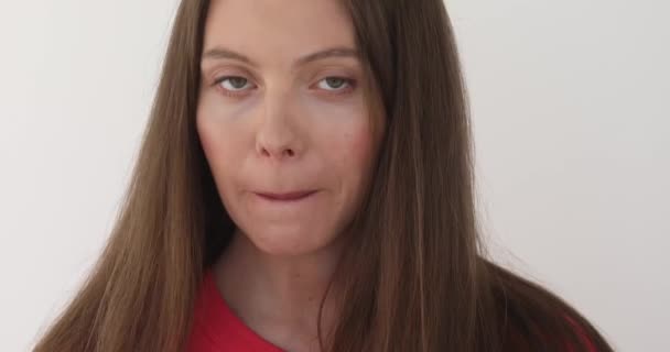 Kvinna gestikulerande tystnad Finger på läppar — Stockvideo
