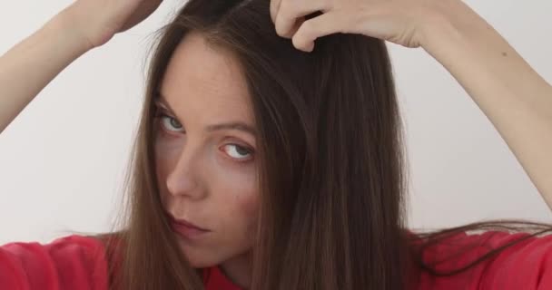 Девушка касается волос — стоковое видео