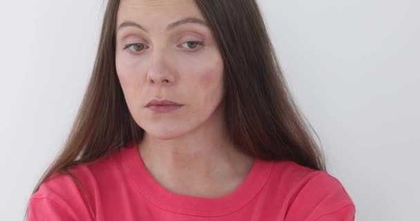 Portret mooie jonge vrouw gebaar chagrin — Stockvideo
