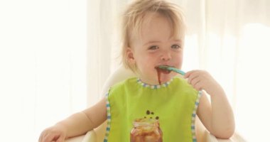 Çocuk Erik püresi yiyor ve kirlenir