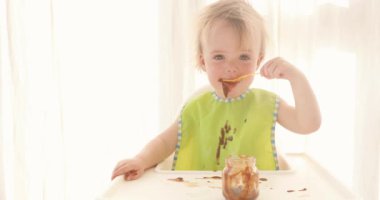 Bebek çikolatalı puding yemek dağınık Başlarken