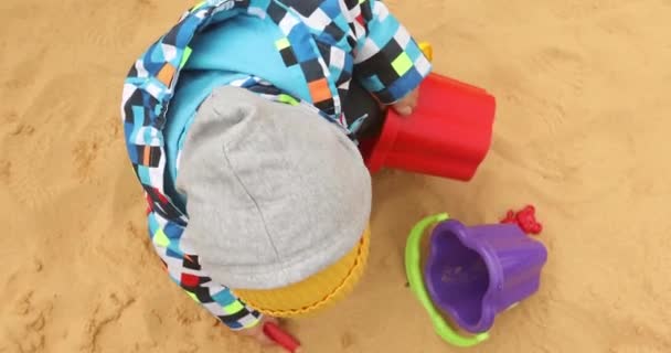 Enfant creuse le sable froidement — Video