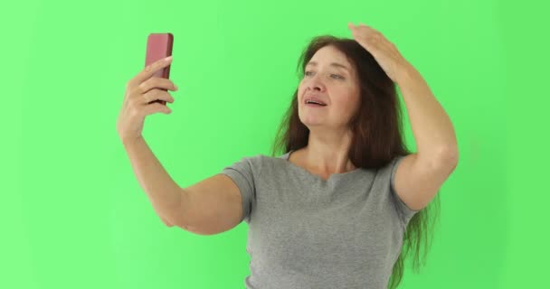 Ανώτερος γυναίκα λαμβάνοντας αυτοπορτρέτα cellphone απομονωμένες — Αρχείο Βίντεο