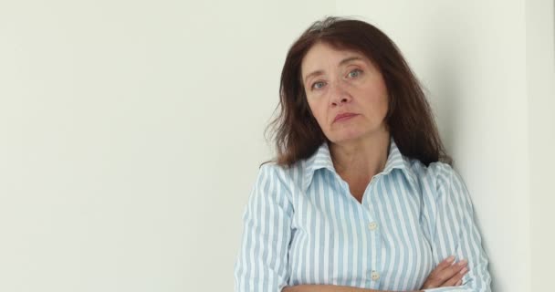 Nyugdíjas asszony komor az kamera — Stock videók